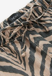 Next REGULAR FIT - PULLON LIGHTWEIGHT - Farkkushortsit - tiger print