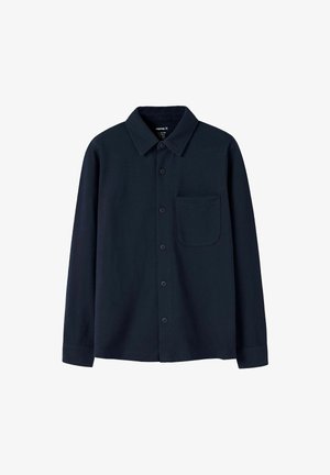 Maglietta a maniche lunghe di un blu navy scuro con colletto, chiusura a bottoni e una tasca sul petto. Realizzata in un tessuto morbido con una superficie liscia.