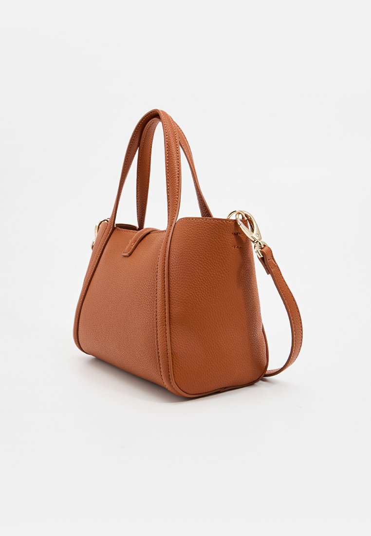 Bruine leren handtas met textuur, voorzien van twee handvatten aan de bovenkant en een afneembare schouderband met goudkleurige hardware, weergegeven tegen een witte achtergrond.