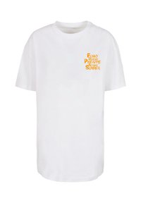 Weißes Baumwoll-T-Shirt mit mehrfarbigem Text: „Funky Dancing Pineapple Sizzling Summer“ in Orange und Gelb. Kurze Ärmel, lockere Passform.