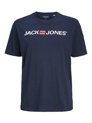 Navyblauwe katoenen T-shirt met korte mouwen, ronde hals, en een groot wit en rood "JACK & JONES" logo gedrukt op de voorkant.