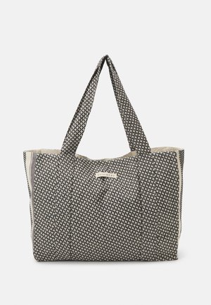 Torba materiałowa z czarno-białym wzorem, posiadająca dwa długie uchwyty oraz małą metkę z napisem "Summery" na środku z przodu.