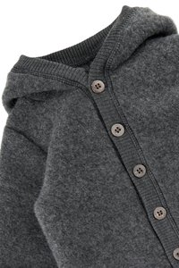 Szürke kapucnis kardigán, puha szövetből készült, elülső gombos záródással, négy barna gombbal, valamint bordázott mandzsettával a ujjakon.