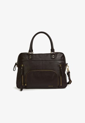 Donkerebruine leren handtas met dubbele handvatten, een afneembare schouderband, gouden hardware-details en ritszakken aan de voorkant.