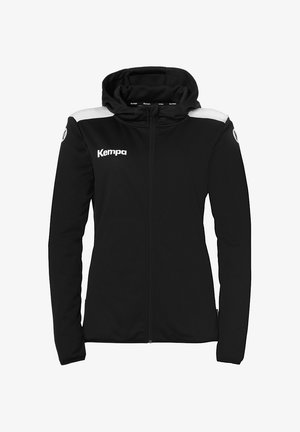 Sort zip-jakke med hætte, der har hvide skulderdetaljer og et logo på brystet og ærmet. Blødt, strækbart stof.