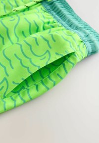 Next REGULAR FIT - PRINTED - Badeshorts - green yellow shark