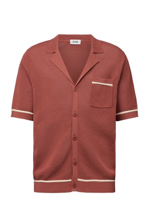 Camisa de punto texturizado de manga corta en óxido apagado con ribete blanco en el bolsillo del pecho, puños de las mangas y dobladillo.