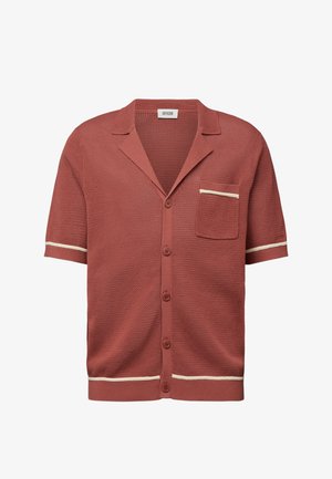 Camisa de punto texturizado de manga corta en óxido apagado con ribete blanco en el bolsillo del pecho, puños de las mangas y dobladillo.