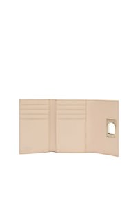 Portafoglio in pelle beige con sei slot per carte, texture liscia e un accento in hardware dorato per una chiusura sicura. Design minimalista.