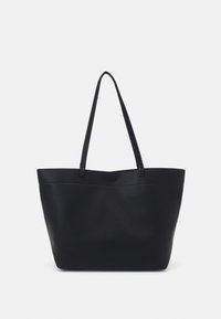 Sort tote bag lavet af tekstureret læder, med to lange håndtag og åben top. Simpelt design uden synligt hardware eller accenter.