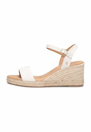 Sandalia blanca de cuña con tira en el tobillo y hebilla, con suela de yute trenzado y diseño de punta abierta.