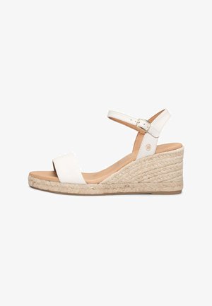 Sandalia blanca de cuña con tira en el tobillo y hebilla, con suela de yute trenzado y diseño de punta abierta.
