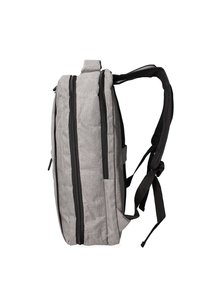 Grijze rugzak van een gestructureerde stof, met twee zwarte ritsen, gewatteerde schouderbanden en een zijvak. Rechthoekige vorm met een vlakke basis.