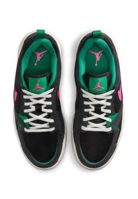 Sapatilhas negras desportivas com detalhes em rosa e verde, tecido em malha, cordões brancos e um logótipo proeminente na língua e na lateral.