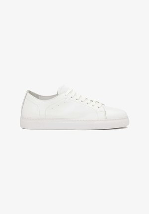 Biały niski sneaker z przodu na sznurowadła, gładką skórzaną cholewką i płaską gumową podeszwą, pokazany z zewnętrznej strony.