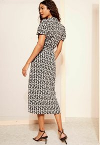 Friends Like These COLLAR SHIRRED WAIST MIDI - Kasdienė suknelė - black white