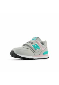 Grauer Sportschuh mit türkisfarbenen und pinken Akzenten, Synthetik-Obermaterial, Netzdetails, runde Zehenpartie, verstellbarer Riemen und schwarzer Gummisohle.