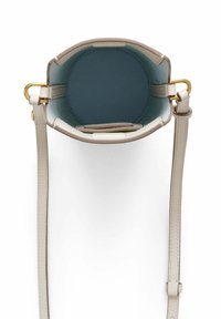 Beige læderhåndtaske med en glat overflade, guldfarvet hardware og en teal farvet stofforing. Har en lang rem til krydsbæring.