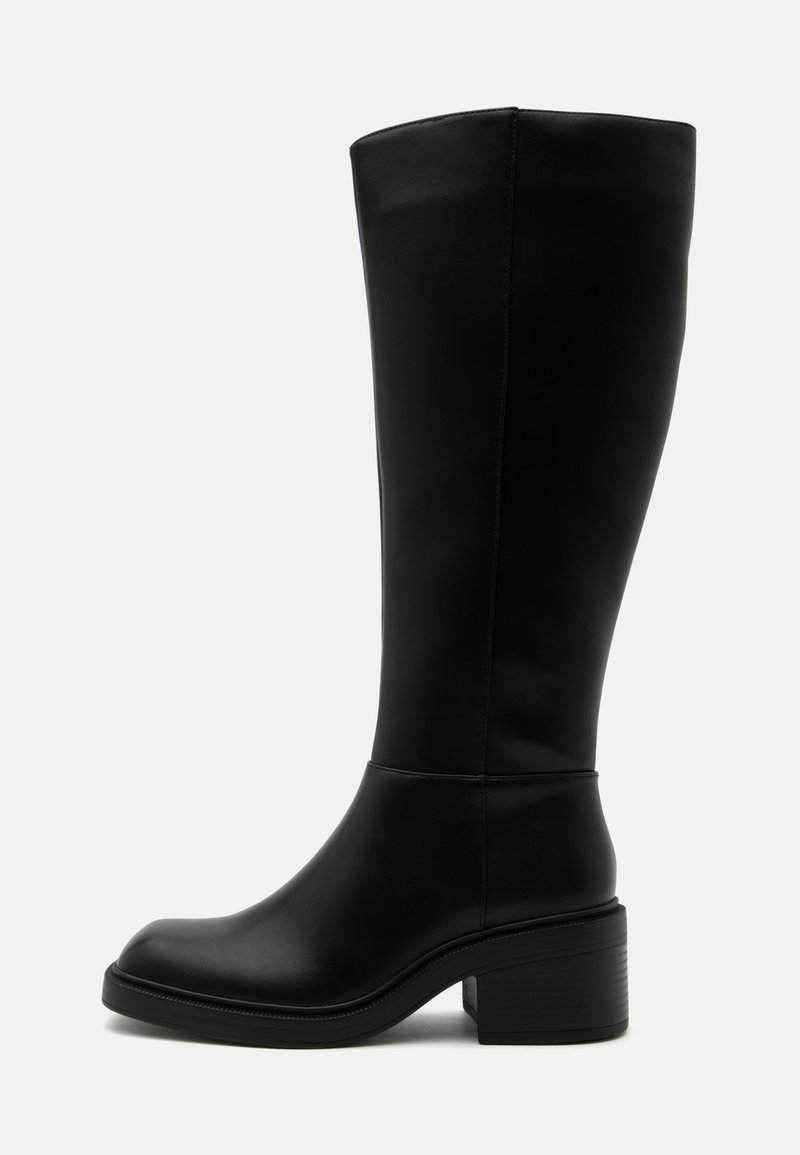 Botte haute en cuir noir avec talon bloc et bout arrondi, vue de côté sur fond blanc uni.