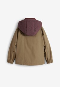 Brun jacka med maroon pufferhuva. Har elastiska muddar och en lös passform. Slät textur och minimalistisk design. Enkel bakvy.