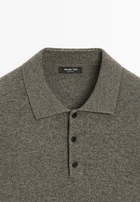 Šedé pletené polo tričko s žebrovaným límečkem, třemi černými knoflíky a štítkem s nápisem "Massimo Dutti." Jemná textura a klasický design.