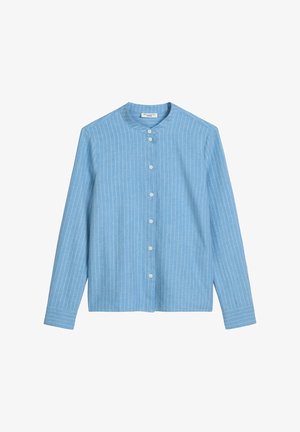 Hellblaues Hemd mit langen Ärmeln und vertikalen weißen Streifen, Stehkragen und geradem Schnitt. Verfügt über Knöpfe entlang der Vorderseite.