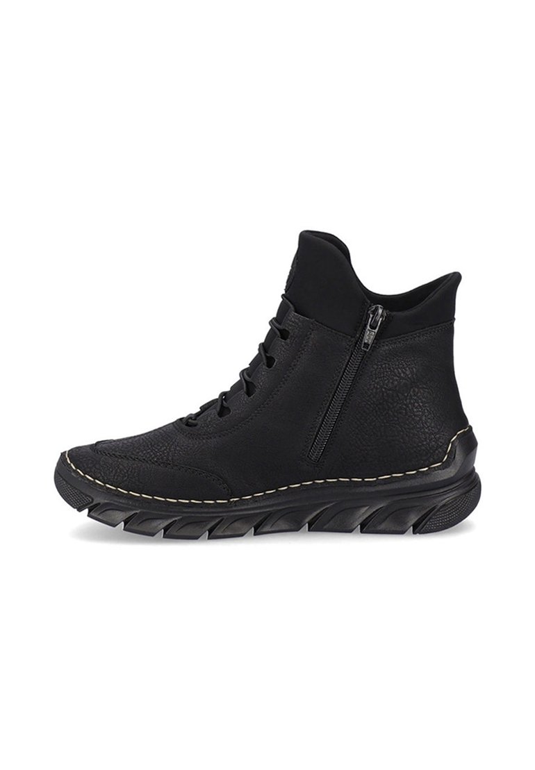 Scarpe alte nere realizzate in pelle testurizzata, con zip laterale, lacci, cuciture a contrasto e una suola in gomma spessa.