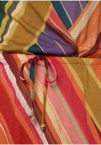 Tela de patrón multicolor que presenta tonos cálidos con diseños de rayas. Incluye una cinturilla anudada hecha de tela a juego. Textura suave.