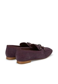 Nubuck instappers in diep paars met een platte houten zool, voorzien van decoratieve kralenaccenten aan de voorkant en gestikte details.