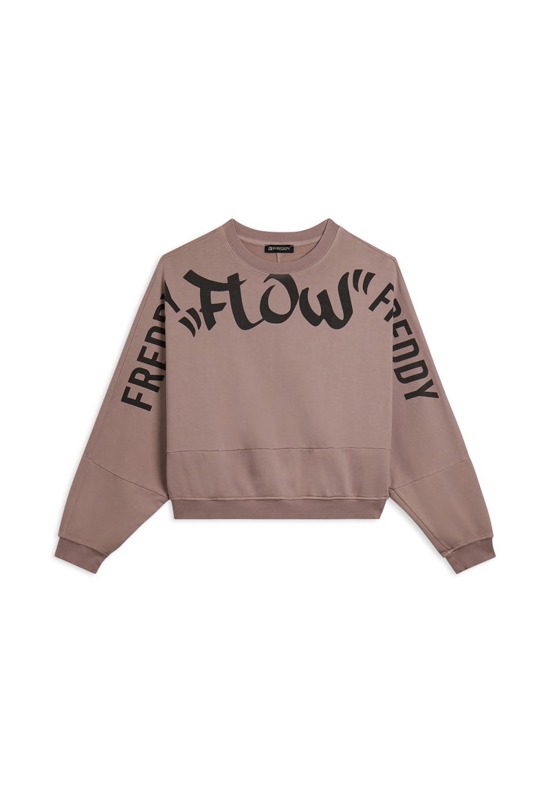 Sudadera corta de color marrón claro con texto negro "FLOW" y "FREDDY". Presenta un cuello redondo y mangas largas con hombros caídos.