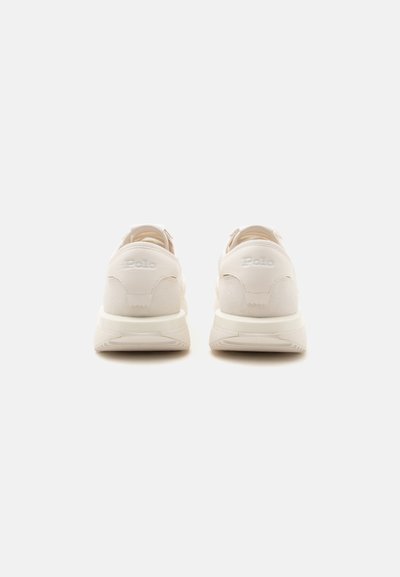 Ζεύγος off-white αθλητικών παπουτσιών Polo, από πίσω σε απλό ανοιχτό φόντο.