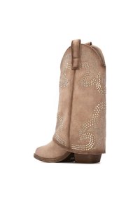 Botas de cowboy de ante color canela con tachuelas plateadas decorativas en patrones de ondas, tacón bajo y una lengüeta en la parte superior para facilitar su uso.