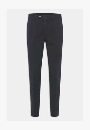 Chino in cotone blu navy con design a gamba dritta, davanti piatto, chiusura con bottone e passanti per la cintura. Texture liscia e senza motivi visibili.
