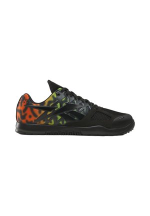 Scarpa sportiva nera con punta in mesh, lacci neri e design degradato arancione-verde su tallone e lato.