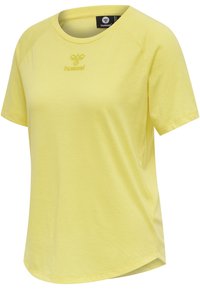 Żółta sportowa koszulka z krótkim rękawem, okrągłym dekoltem i logo hummel umieszczonym centralnie poniżej linii szyi.