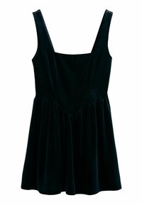 Musta samettimekko, jossa on tiukka yläosa ja leveät hihnat, liehuva hame ja rypytetty yksityiskohta vyötäröllä. Sileä rakenne koko mekossa.