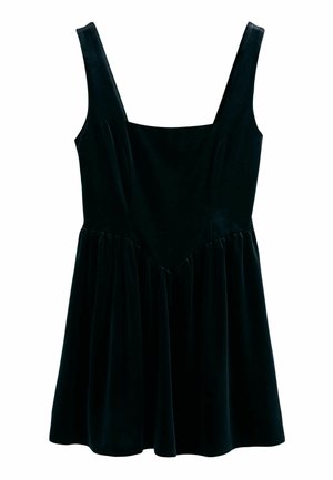 Crna baršunasta haljina s krojem koji se uklapa u tijelo, širokim trakama i raširenom suknjom. Glatka tekstura s nabranim detaljima na struku.