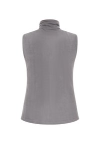 Vesta fără mâneci, cu gât înalt, din material moale de fleece gri deschis, având o textură netedă și un tiv curbat. Fără ornamentații sau accesorii vizibile.