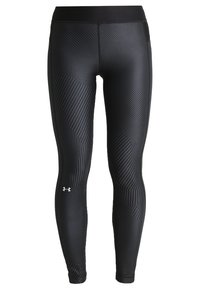 Czarne legginsy sportowe z geometrycznym wzorem i fakturowanym materiałem. Wysoki stan i detal z logo na dolnej części nogawki. Dopasowany krój.