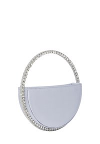 Borsa satin grigia chiara di forma rotonda con una maniglia circolare decorata con strass e una texture liscia, caratterizzata da un design a forma di mezza luna.
