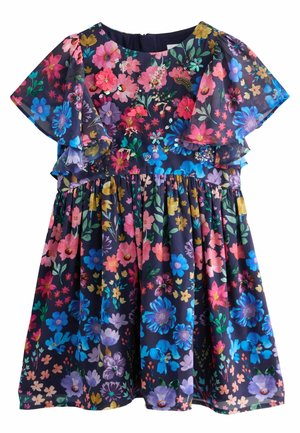 Robe florale avec des manches transparentes à volants, fond marine, et motifs de fleurs vibrants en rose, bleu et vert ; taille froncée et longueur au genou.