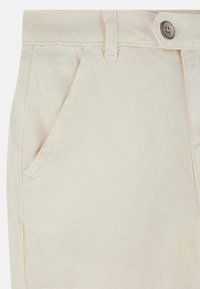 Pantaloni in cotone beige con una texture liscia, caratterizzati da una vestibilità dritta, tasche frontali, chiusura con bottone e dettagli di cucitura sottili.