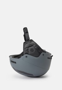 Casco protector gris con un exterior liso, correa ajustable, agujeros de ventilación y un forro acolchado. Diseño elegante para mayor seguridad.