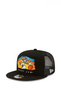 Schwarze Snapback-Mütze mit Mesh-Rückenteil, das ein gesticktes Bugs Bunny-Motiv zeigt, mit einem lebhaften blauen und orangefarbenen Hintergrund sowie dem Text "SPACE JAM".