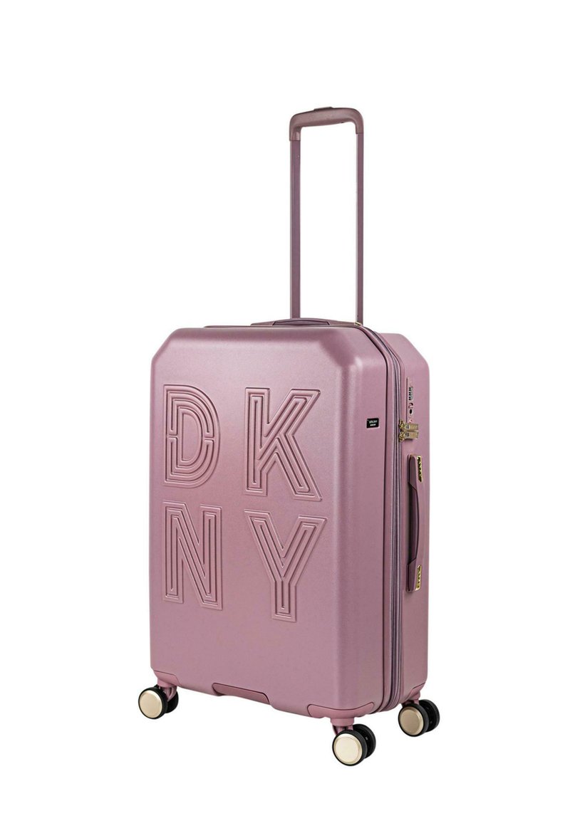 Maleta rígida DKNY en color rosa claro mate con logo en relieve, esquinas redondeadas, asa retráctil y cuatro ruedas dobles.