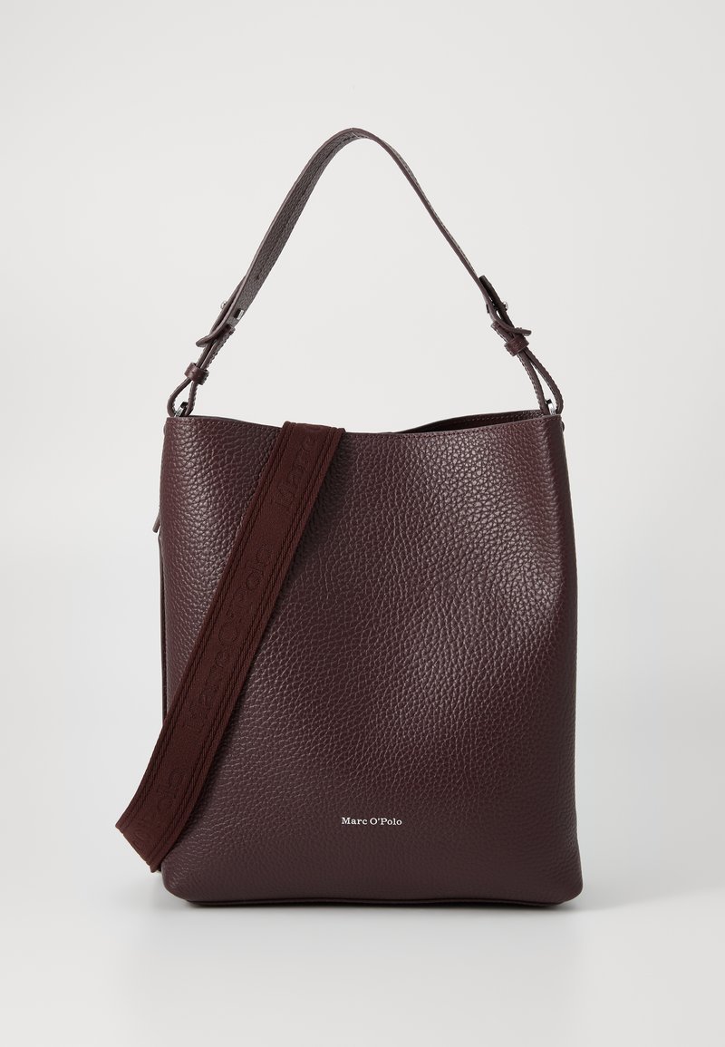 Sac à épaule en cuir bourgogne avec une finition texturée, doté d'une sangle plate et d'un logo imprimé sur le devant. Conçu en forme de seau.
