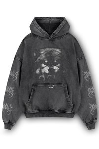 Kapuzenpullover aus verblasstem schwarzem Denim, mit einem Wolf-Graphic auf der Vorderseite und stilisierten Textakzenten an den Ärmeln.