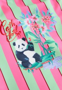 Tela colorida con rayas rosas y verdes, con un panda ilustrado entre flores y hojas, etiquetado como "Cath Hotel" en letra roja cursiva.