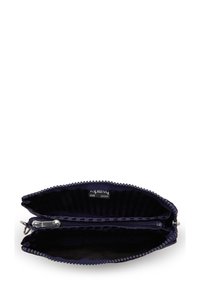 Borsa a zip di colore blu navy con un'esterno texturizzato, dotata di due scomparti e un interno foderato di tessuto a righe. Etichetta "Kipling Live Light" visibile.