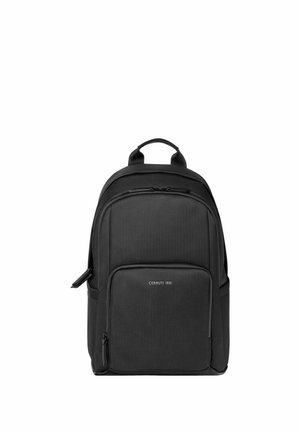 Zwarte Cerruti 1881 rugzak met bovenhandvat, voorvak met ritssluiting en hoofdvak, afgebeeld tegen een witte achtergrond.